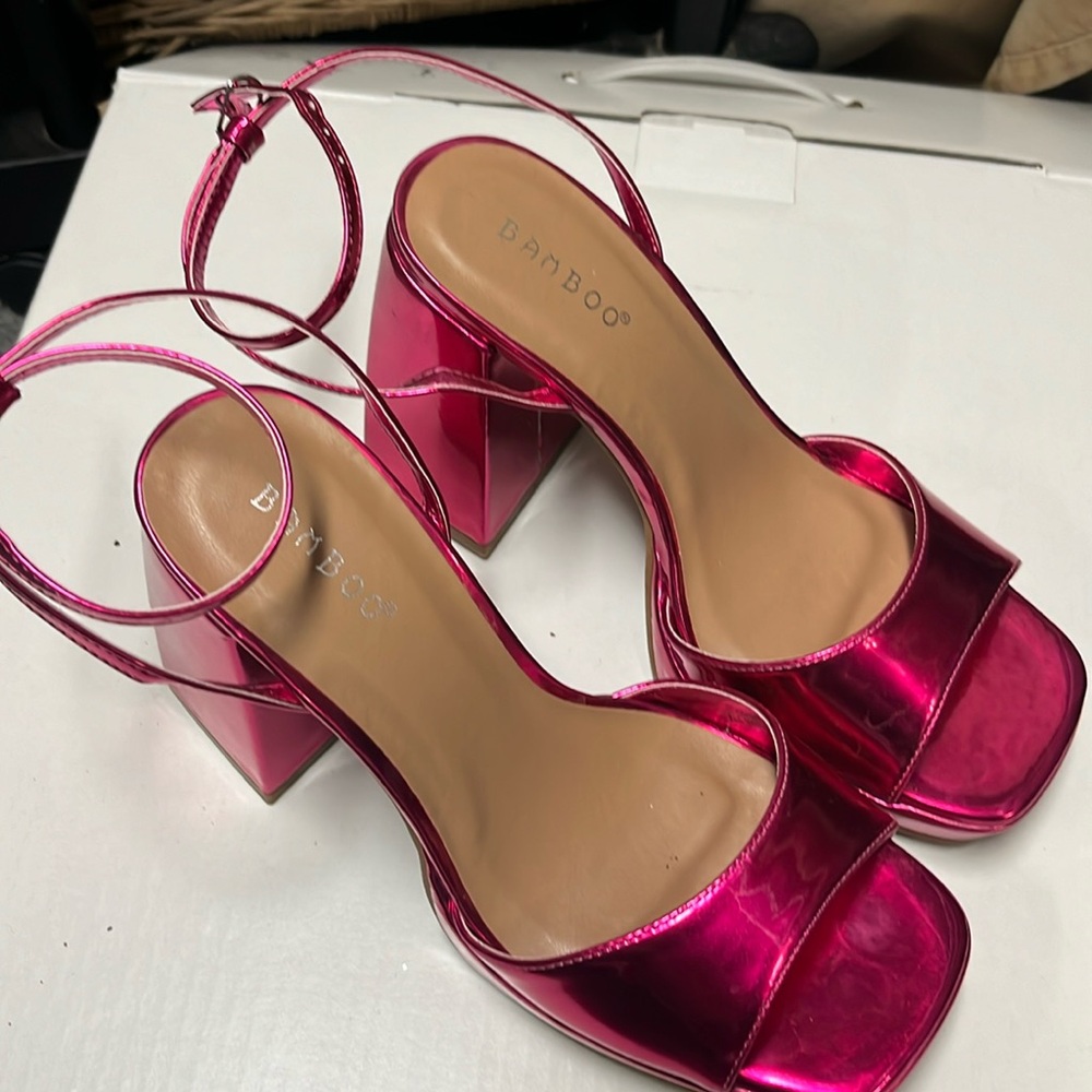 Metallic Platform Chunky High Heeled Sandal in Fuchsia